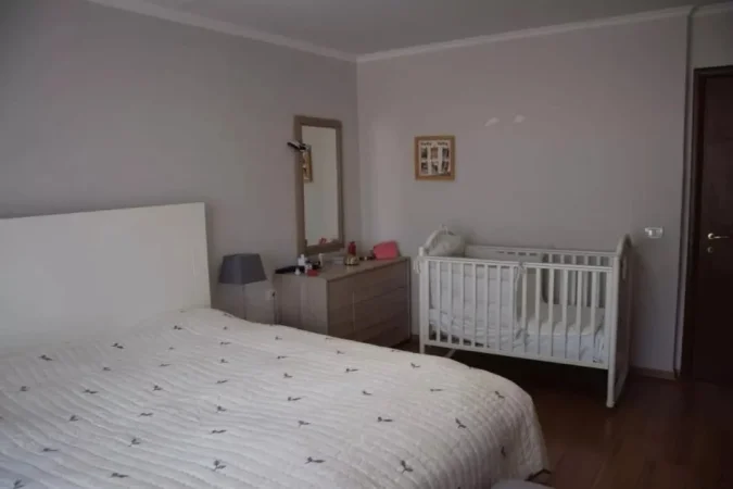 Jepet me Qera Apartament 3+2+3 tek Pazari i Ri
