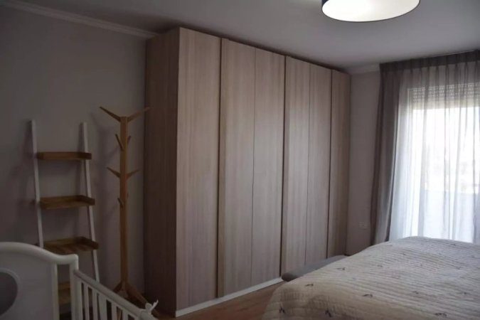 Jepet me Qera Apartament 3+2+3 tek Pazari i Ri