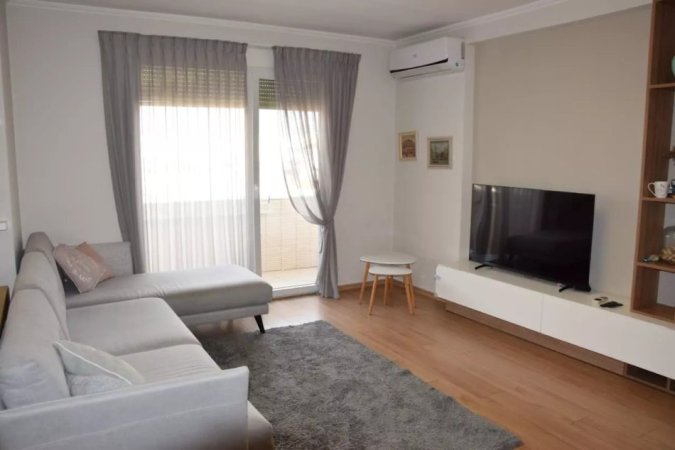 Jepet me Qera Apartament 3+2+3 tek Pazari i Ri