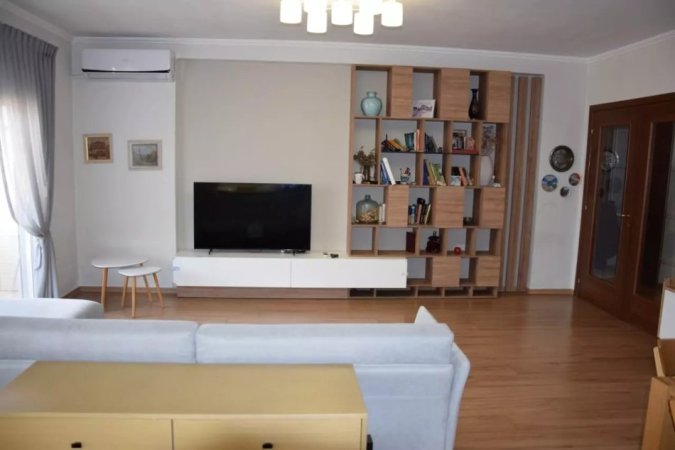 Jepet me Qera Apartament 3+2+3 tek Pazari i Ri