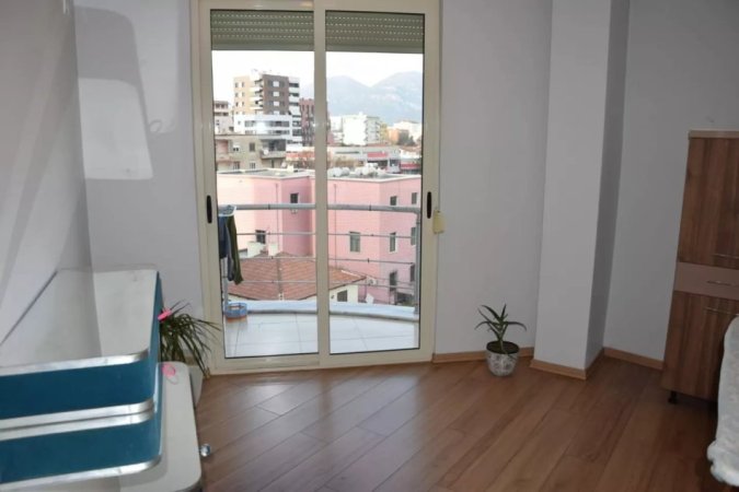 Jepet me Qera Apartament 3+2+3 tek Pazari i Ri