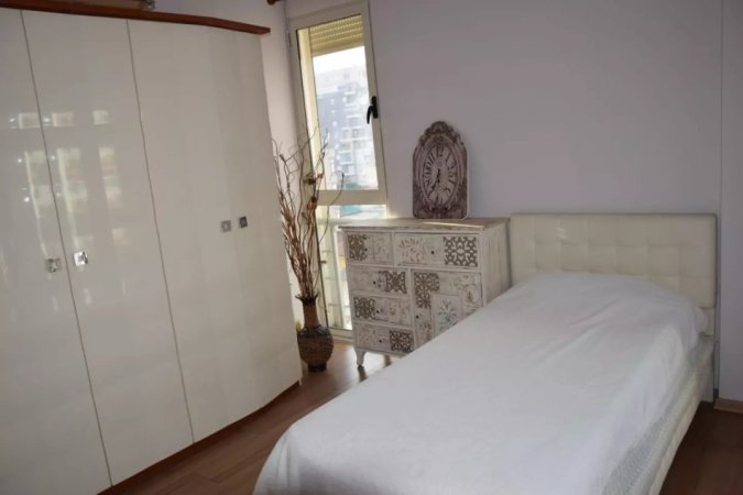 Jepet me Qera Apartament 3+2+3 tek Pazari i Ri