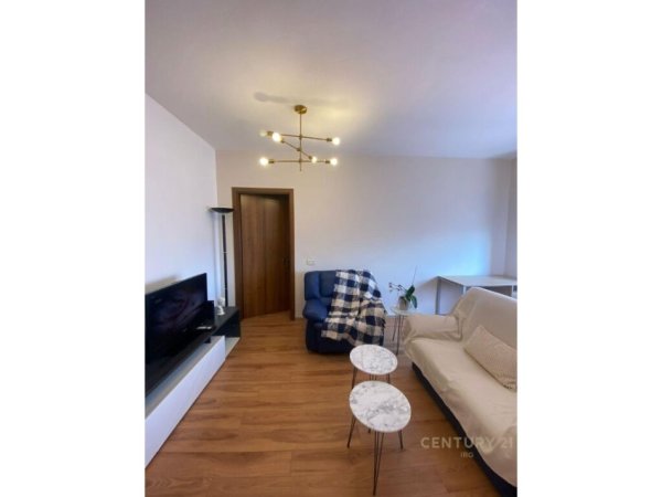 Shitet apartament 1+1 tek Komuna e Parisit!