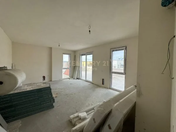 SHESIM APARTAMENT 2+1 PRANE RRUGES SE KAVAJES