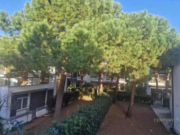 Shitet Dupleks ne Gjirin e Lalezit, Kompleksi Lura 1