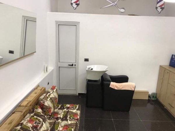 Fillim Rr. Ali Demi BUZE RRUGES KRYESORE (prane shkolles 1-MAJ), jepet me qera dyqan Kati 0, 20 m² 35.000 Leke
