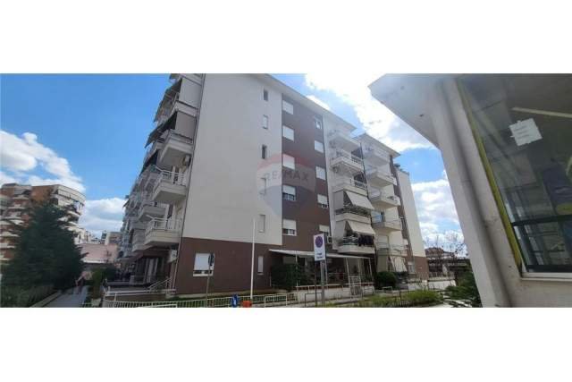 Tirane, jepet me qera apartament 1+1+BLK Kati 5, 65 m² 300  (Rruga Jordan Misja)