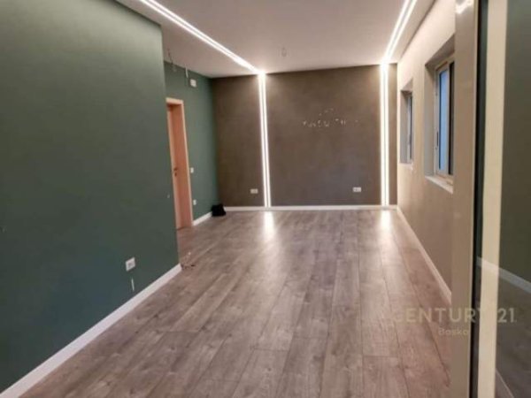 Tirane, jepet me qera zyre Kati 1, 45 m² 500 Euro (Myslym Shyri)