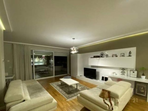 Tirane, jepet me qera apartament 3+1 Kati 5, 180 m² 750 Euro (Kopshti Botanik)