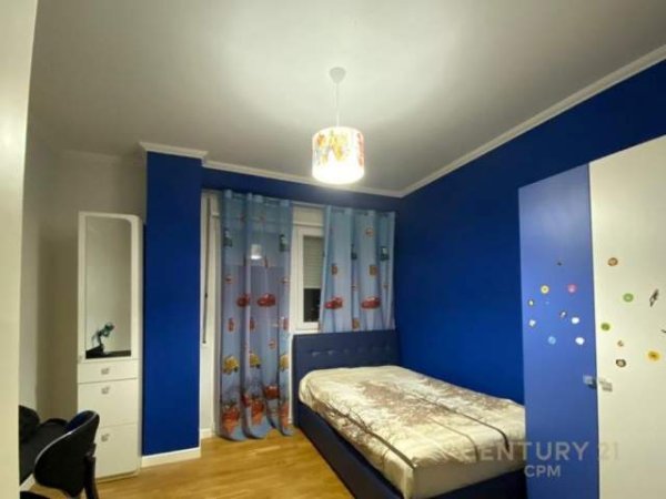 Tirane, jepet me qera apartament 3+1 Kati 5, 180 m² 750 Euro (Kopshti Botanik)