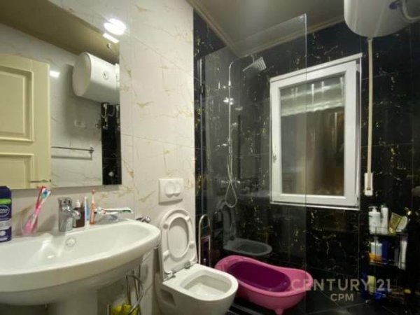 Tirane, jepet me qera apartament 3+1 Kati 5, 180 m² 750 Euro (Kopshti Botanik)