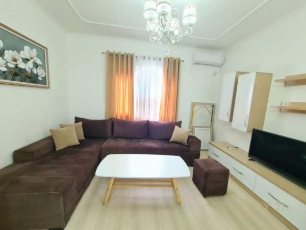 Tirane, jepet me qera apartament 1+1 Kati 6, 65 m² 450 Euro (Komuna e Parisit)