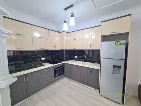 Tirane, jepet me qera apartament 1+1 Kati 6, 65 m² 450 Euro (Komuna e Parisit)