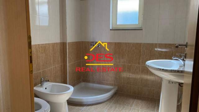 Vlore, shitet apartament Kati 1, 70 m² 56.000 € (Rruga Dhimiter Konomi)