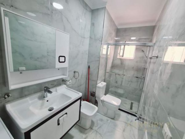 Tirane, jepet me qera apartament 1+1 Kati 6, 65 m² 450 Euro (Komuna e Parisit)