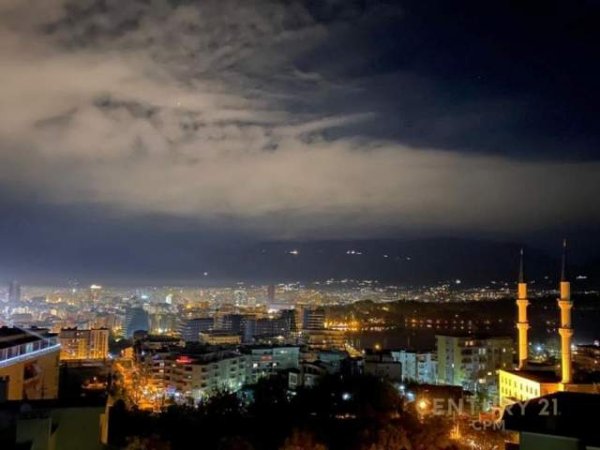 Tirane, jepet me qera apartament 3+1 Kati 5, 180 m² 750 Euro (Kopshti Botanik)