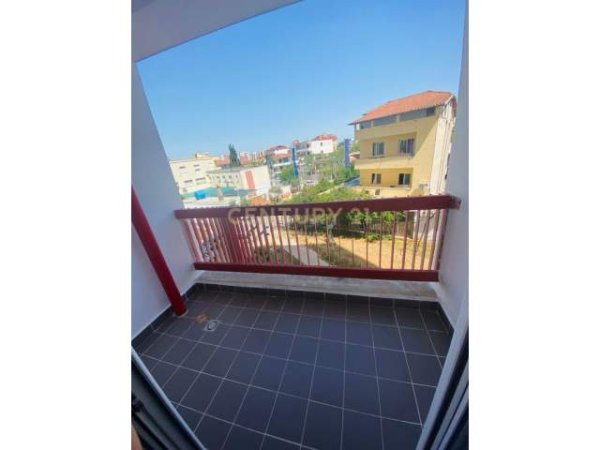 Tirane, jepet me qera apartament 1+1 Kati 2, 60 m² 300 Euro (21)