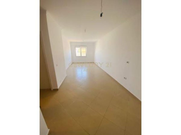 Tirane, jepet me qera apartament 1+1 Kati 2, 60 m² 300 Euro (21)