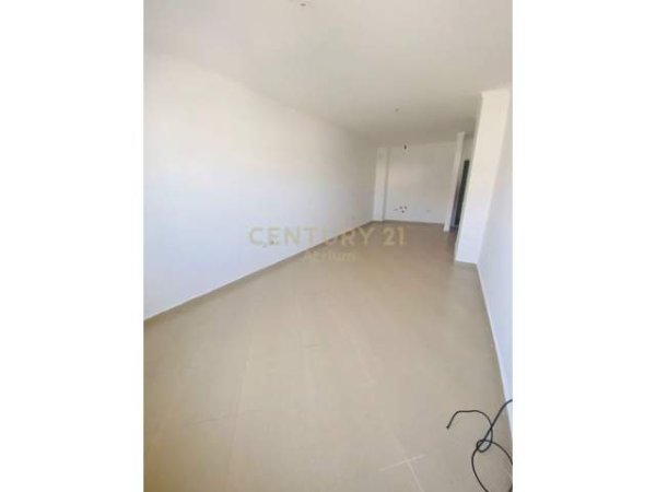 Tirane, jepet me qera apartament 1+1 Kati 2, 60 m² 300 Euro (21)
