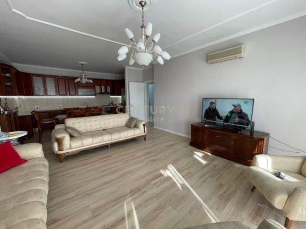 Tirane, jepet me qera apartament 2+1 Kati 7, 120 m² 550 Euro (Tregu Elektrik)