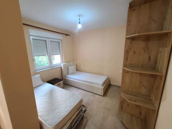 Tirane, jepet me qera apartament 3+1 Kati 1, 110 m² 400 Euro (Rruga Elbasanit)