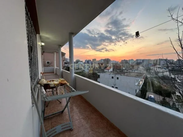 SHITET SHTEPI 2 KATESHE NE ARAPAJ,ME PAMJE NGA DURRSI !!