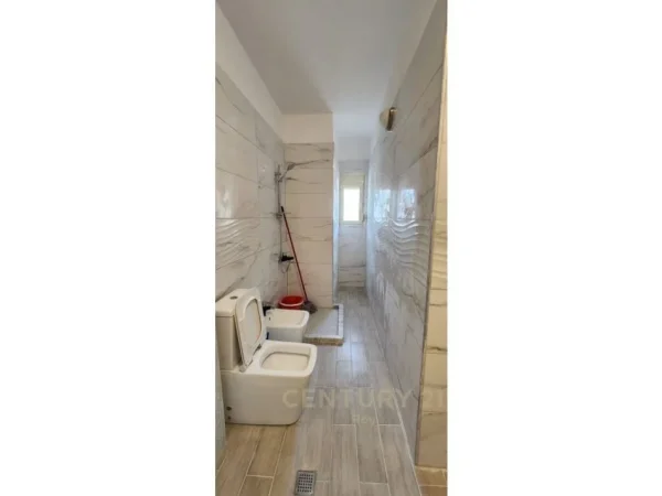 SHITET APARTAMENT 1+1 TEK ISH RAJONI I POLICISE NE DURRES !!!