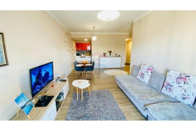 Shitet apartament 2+1+2 te Komuna e Parisit!