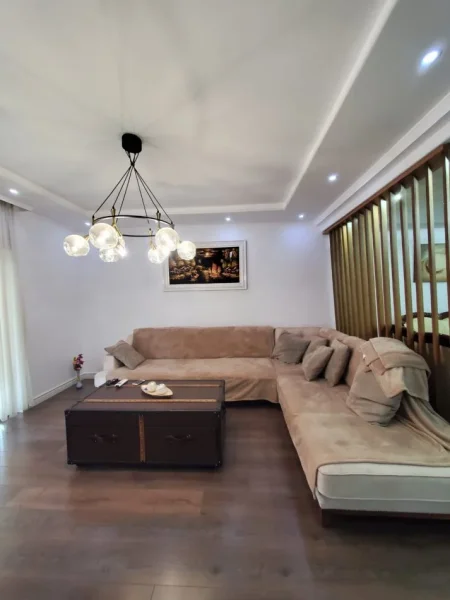 Qera, Apartament 2+1+2, Komuna e Parisit, Tiranë