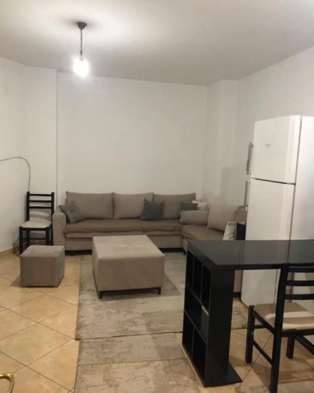 Jepet me Qera Apartament 1+1 tek Pazari i Ri