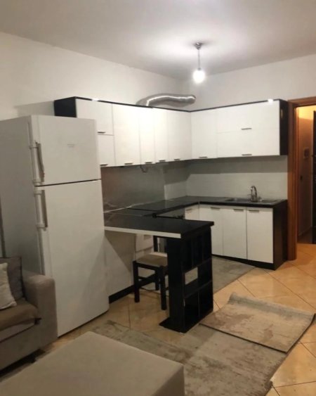 Jepet me Qera Apartament 1+1 tek Pazari i Ri