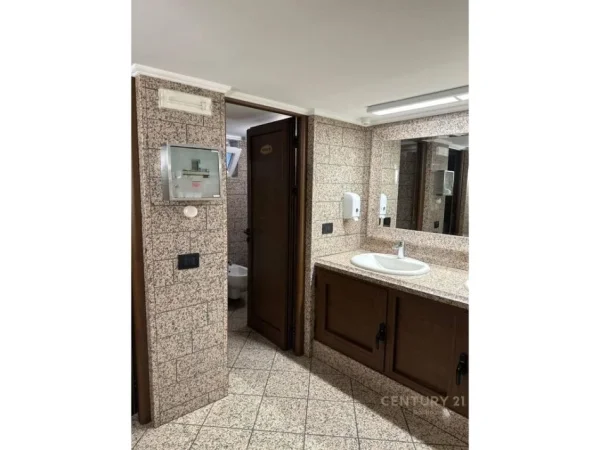 Shitet Bar-Kafe, Rruga Edit Durham