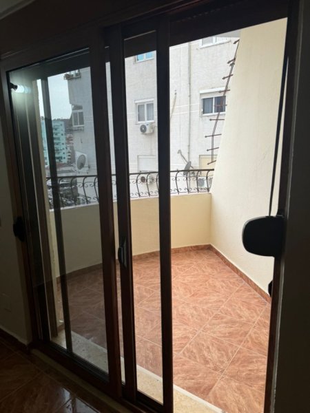 Jepet me qera apartament 2+1,Komuna e Parisit , prane lulishtes 40.000Leke te reja