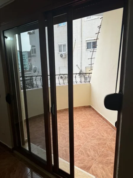 Jepet me qera apartament 2+1,Komuna e Parisit , prane lulishtes 40.000Leke te reja