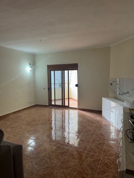 Jepet me qera apartament 2+1,Komuna e Parisit , prane lulishtes 40.000Leke te reja