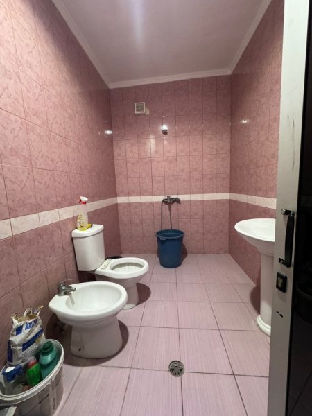 Jepet me qera apartament 2+1,Komuna e Parisit , prane lulishtes 40.000Leke te reja