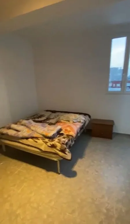 Jepet me qera Apartamenti 2+1 400 mije leke , rruga Hoxha Tahsim pas bar Oslo.