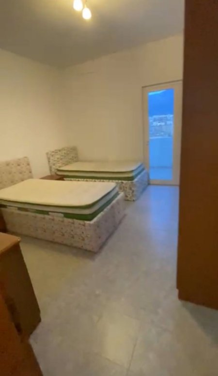 Jepet me qera Apartamenti 2+1 400 mije leke , rruga Hoxha Tahsim pas bar Oslo.