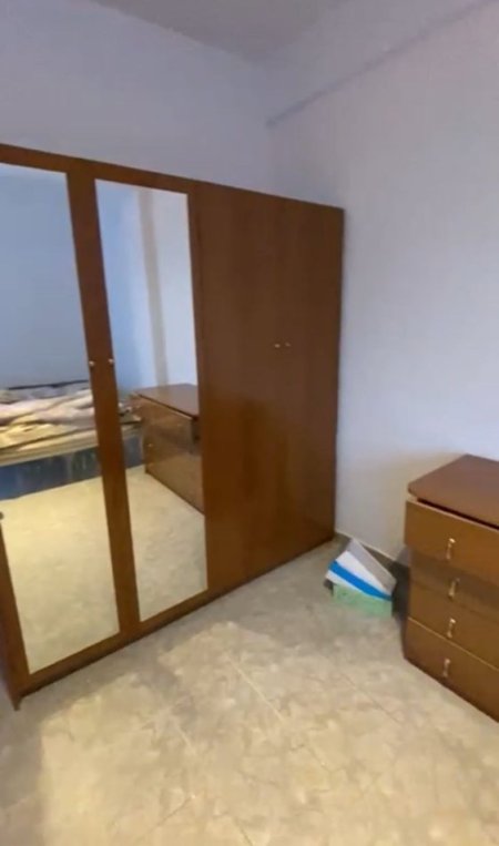 Jepet me qera Apartamenti 2+1 400 mije leke , rruga Hoxha Tahsim pas bar Oslo.