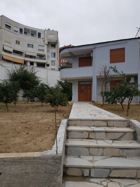 Tirane, jepet me qera Vile 2 Katshe 140 m² 500 Euro