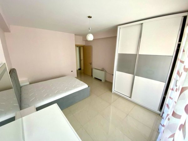 APARTAMENT 3+1+2 ME QIRA PRANE LIQENIT ARTIFICIAL  2000 euro