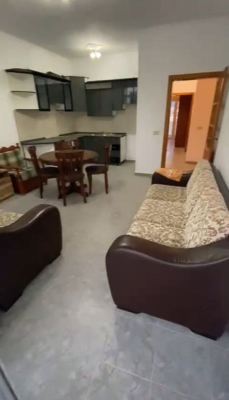 Jepet me qera apartament 2+1,Rruga Bardhyl prapa bar oslo 40.000Leke te reja