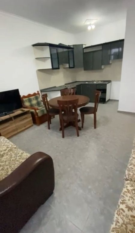 Jepet me qera apartament 2+1,Rruga Bardhyl prapa bar oslo 40.000Leke te reja