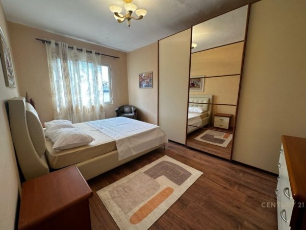Apartament 2+1 me qera tek 21 Dhjetori tek Mozaiku i Tiranes! 600 Euro