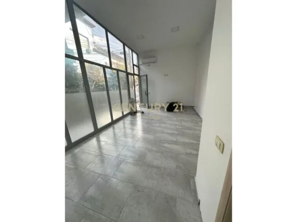 AMBIENT ME QIRA PRANE QYTET STUDENTI!