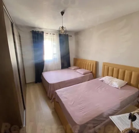 Shitet 1+1 + Ballkon • Hyrje e investuar ne elektrike,hidraulike, mure, me parket dhe tarraca e sapo izoluar.