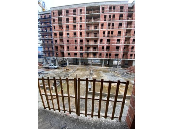 SHITET APARTAMENTI 2+1 TE TIRANA ENTRY