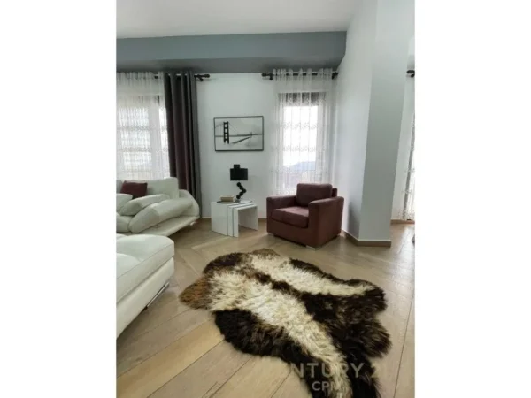 APARTAMENT 2+1+2 ME POSTE PARKIMI TEK GARDA!