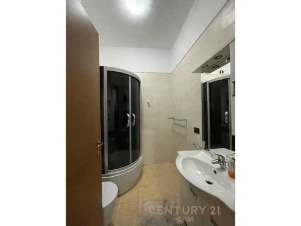 APARTAMENT 2+1+2 ME POSTE PARKIMI TEK GARDA!