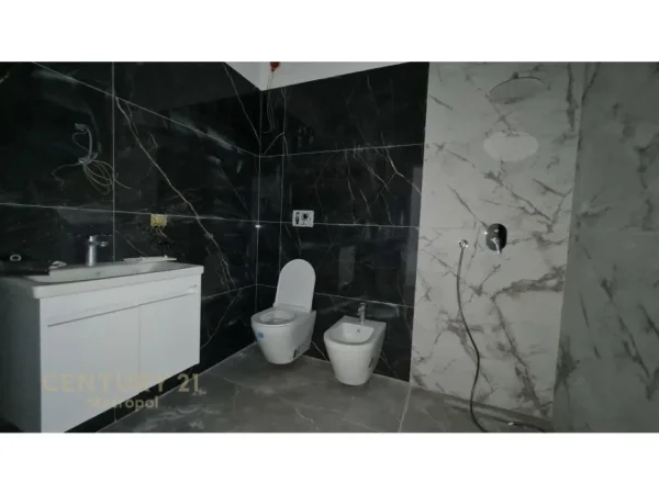 SHESIM APARTAMENT 3+1+2 ME OBORR, PRANE TEGUT!